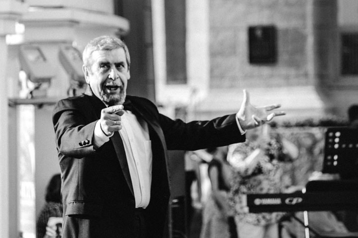 Хоровая капелла спела сочинения вагантов на ступенях Дома Ленина в Новосибирске: видео Хоровая капелла спела сочинения вагантов на ступенях Дома Ленина в Новосибирске: видео