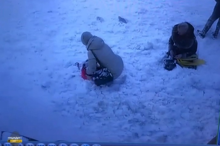 Снег с крыши дома рухнул на женщин и ребенка в Новосибирске Снег с крыши дома рухнул на женщин и ребенка в Новосибирске