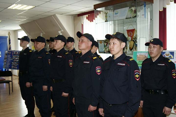 Пьяные жители Бурятии пытались отобрать автомат у полицейского Пьяные жители Бурятии пытались отобрать автомат у полицейского