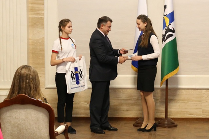 Андрей Шимкив вручил паспорта юным новосибирцам