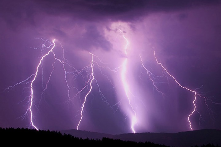 Девушку убило молнией в Колыванском районе