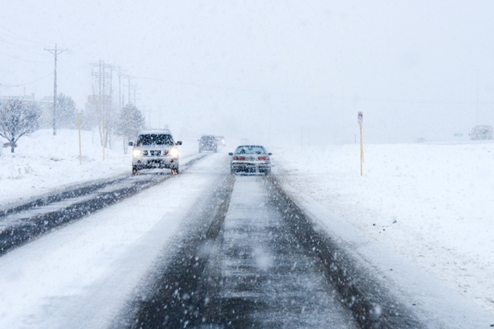 Дороги в Новосибирской области начали защищать от гололедицы