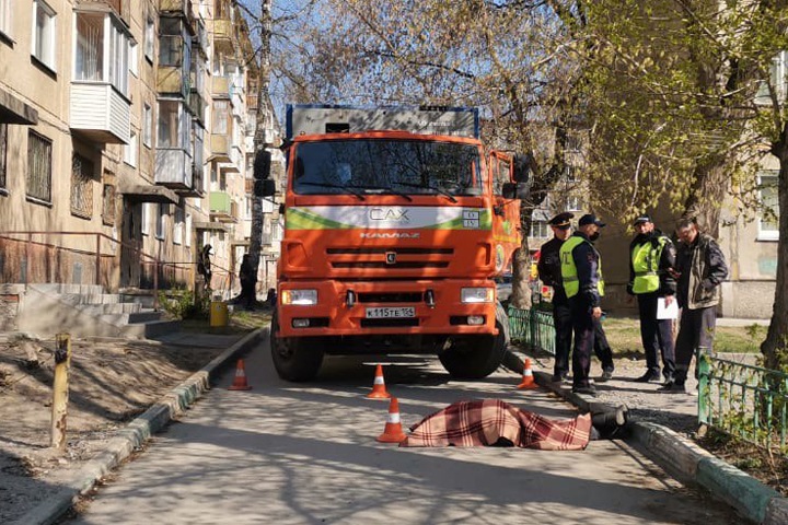 Мусоровоз насмерть переехал новосибирского пенсионера во дворе Мусоровоз насмерть переехал новосибирского пенсионера во дворе