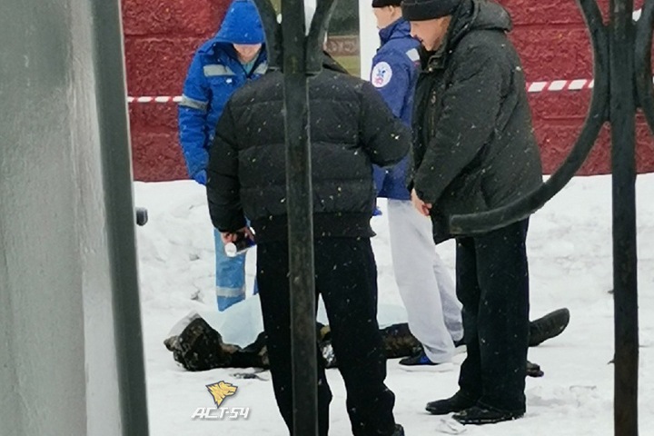 Человек упал с крыши НГТУ