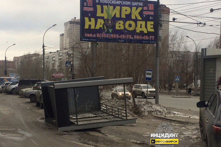 Ураганный ветер в Новосибирске сносит деревья, крыши и остановки Ураганный ветер в Новосибирске сносит деревья, крыши и остановки