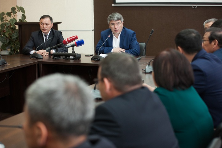 Политический молебен в Бурятии: Цыденов потребовал прекратить клоунаду