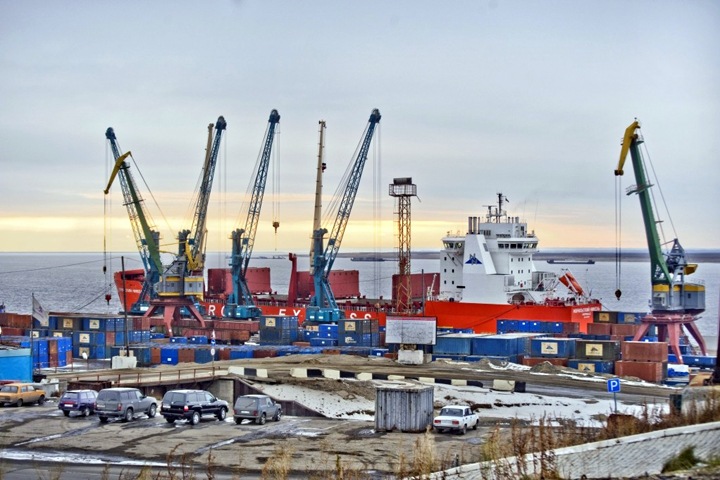 Капитан морского порта Таймыра пошел под суд за то, что некому было устранять разлив топлива