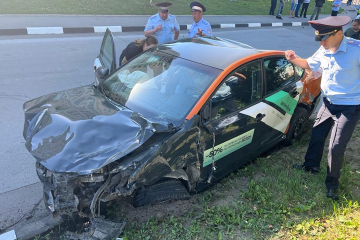 Каршеринговый автомобиль влетел в остановку с людьми в Новосибирске Каршеринговый автомобиль влетел в остановку с людьми в Новосибирске