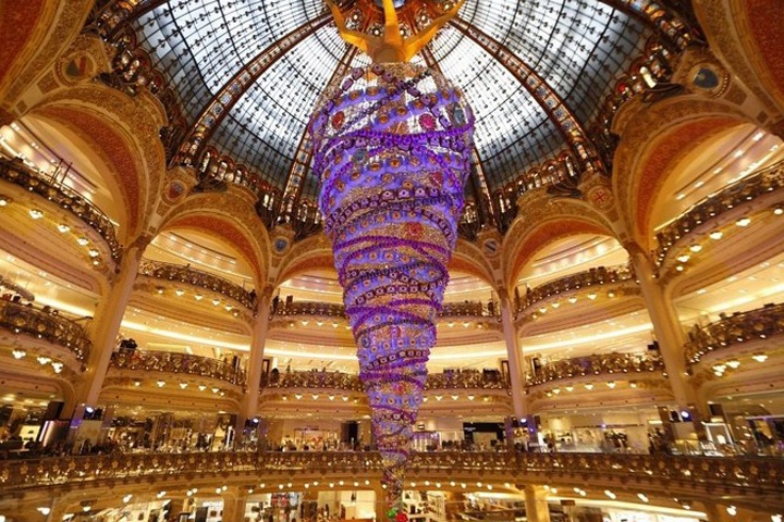 Омский детсад отрицает существование прибитой к потолку новогодней елки Омский детсад отрицает существование прибитой к потолку новогодней елки