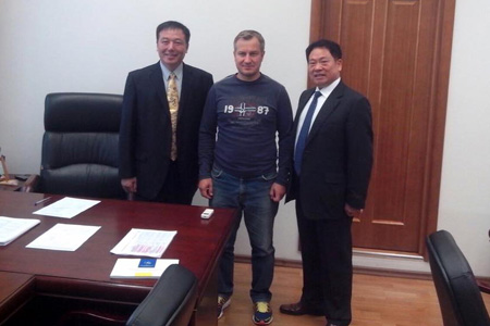 Зампред правительства Бурятии прервал отпуск ради китайских инвесторов Зампред правительства Бурятии прервал отпуск ради китайских инвесторов