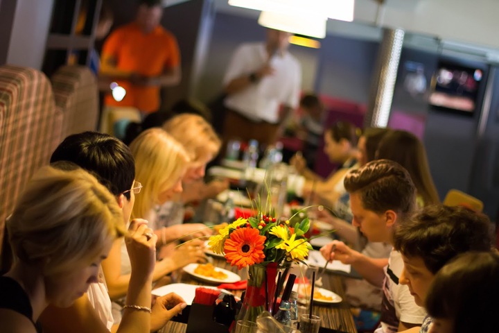 Путин поручил губернаторам закрыть кафе на ночь Путин поручил губернаторам закрыть кафе на ночь