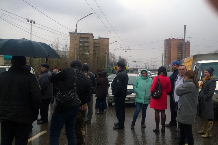 Недовольные бизнесмены перекрыли дорогу в Красноярске Недовольные бизнесмены перекрыли дорогу в Красноярске