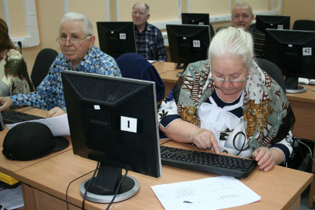 «Ростелеком» научит новосибирских пенсионеров печатать на компьютере и пользоваться интернетом 