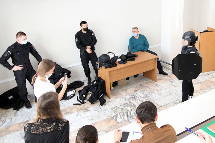 Омоновцев привели к студентам иркутского госуниверситета после акций протеста