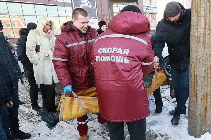 Автомобиль влетел в остановку в Барнауле. Пострадала девушка