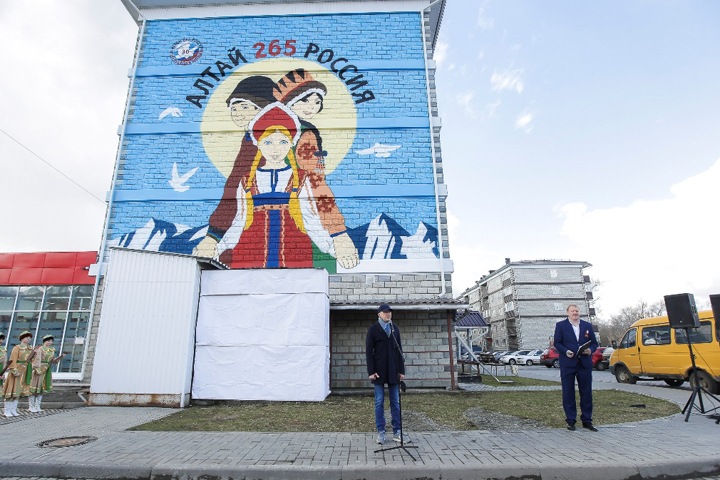 Жителей смутило состояние главы Алтая на открытии настенной росписи