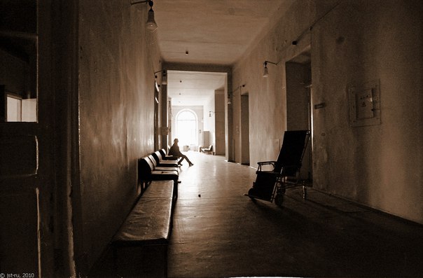 Пациента без сознания оставили на улице охранники иркутской больницы Пациента без сознания оставили на улице охранники иркутской больницы