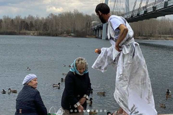Полиция проверит красноярскую художницу после перфоманса с кормящим прохожих Иисусом