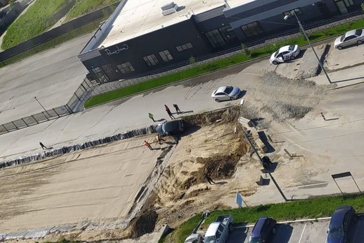 Машина провалилась в яму при строительстве дороги в Новосибирске Машина провалилась в яму при строительстве дороги в Новосибирске