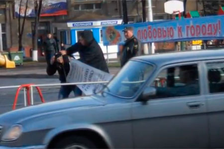 Неизвестный избил экс-кандидата в депутаты на глазах у полицейского в центре Кемерова (видео) Неизвестный избил экс-кандидата в депутаты на глазах у полицейского в центре Кемерова (видео)