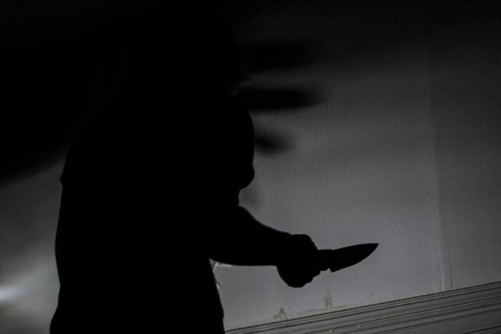 Молодого человека зарезали и оставили умирать возле гаражей в Улан-Удэ Молодого человека зарезали и оставили умирать возле гаражей в Улан-Удэ