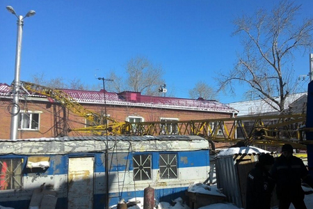 Строительный кран рухнул на жилой дом в Омске, пострадал человек Строительный кран рухнул на жилой дом в Омске, пострадал человек