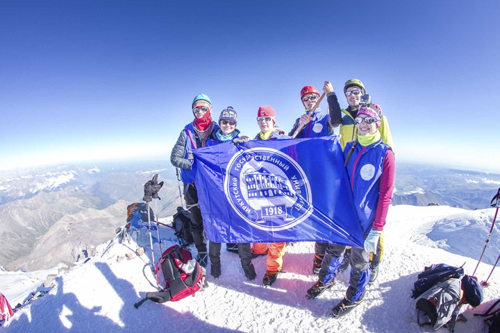 Флаг иркутского университета водрузили на Эльбрусе Флаг иркутского университета водрузили на Эльбрусе