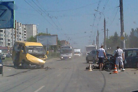 Иномарка протаранила маршрутку в Омске, пострадали четверо Иномарка протаранила маршрутку в Омске, пострадали четверо