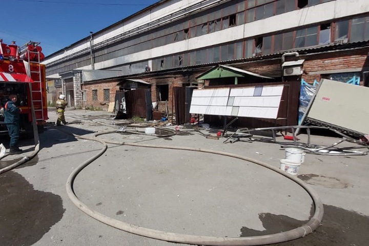 Один человек погиб при пожаре и взрывах в новосибирской промзоне Один человек погиб при пожаре и взрывах в новосибирской промзоне