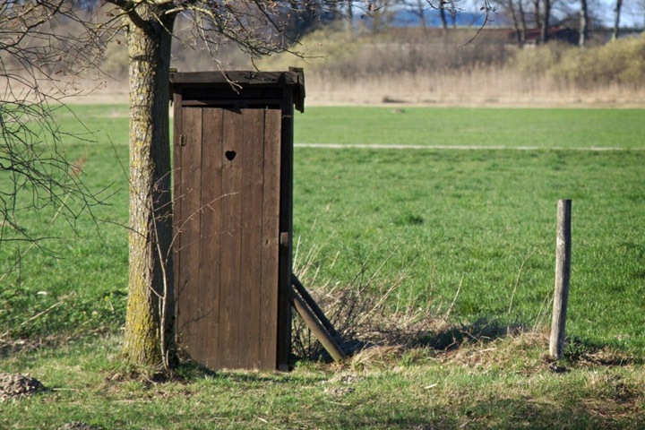Зачинщица конфликта из-за туалета между красноярскими дачниками провалилась в его выгребную яму Зачинщица конфликта из-за туалета между красноярскими дачниками провалилась в его выгребную яму