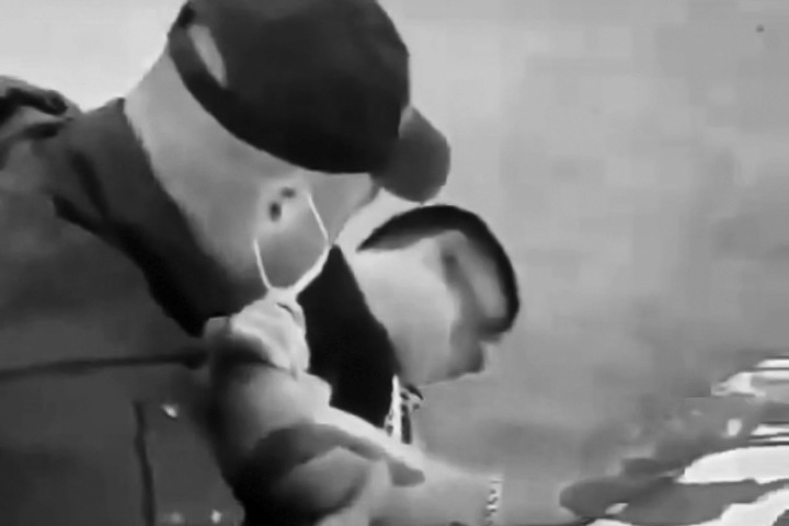 Отец убитого при задержании новосибирца: «Полицейский достает пистолет, снимает с предохранителя, направляет в голову и стреляет» Отец убитого при задержании новосибирца: «Полицейский достает пистолет, снимает с предохранителя, направляет в голову и стреляет»