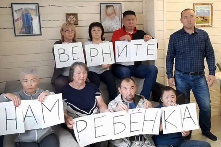 Дочь силой забрали у приемной семьи из Иркутска и пытаются вывезти в Таджикистан: «Приехала полиция, но стояли и смотрели на нас, как в цирке» Дочь силой забрали у приемной семьи из Иркутска и пытаются вывезти в Таджикистан: «Приехала полиция, но стояли и смотрели на нас, как в цирке»