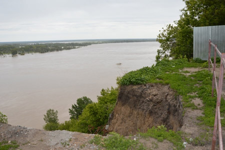 Паводок может спровоцировать в Барнауле оползень Паводок может спровоцировать в Барнауле оползень