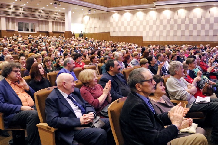 Полпред и губернатор открыли фестиваль с сотнями зрителей в Новосибирске Полпред и губернатор открыли фестиваль с сотнями зрителей в Новосибирске