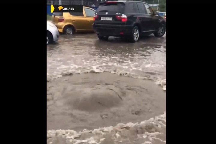 Фонтан забил на дороге в районе стройки четвертого моста Новосибирска Фонтан забил на дороге в районе стройки четвертого моста Новосибирска