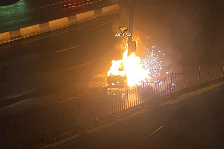 Три человека сгорели в автомобиле в Новосибирске после ДТП Три человека сгорели в автомобиле в Новосибирске после ДТП