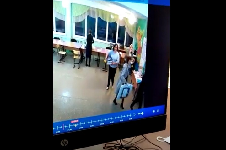 Сейф-пакет с бюллетенями вынесли с участка в Новосибирске Сейф-пакет с бюллетенями вынесли с участка в Новосибирске