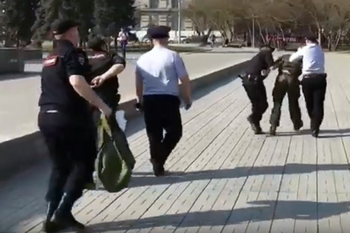 СК завел дело на задержанного с плакатом «Путин, лапы прочь от Конституции» новосибирца СК завел дело на задержанного с плакатом «Путин, лапы прочь от Конституции» новосибирца