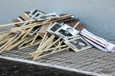 Организаторы «Бессмертного полка» обратились в прокуратуру из-за брошенных портретов Организаторы «Бессмертного полка» обратились в прокуратуру из-за брошенных портретов