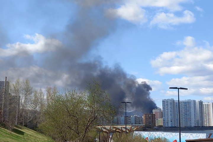 Отходы производства загорелись в Красноярске Отходы производства загорелись в Красноярске