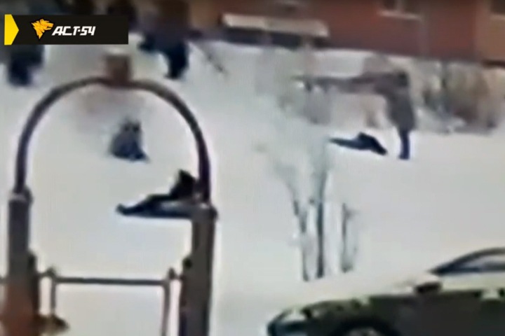 Мужчина задержал мальчика на детской площадке в Новосибирске и призвал сына избить его Мужчина задержал мальчика на детской площадке в Новосибирске и призвал сына избить его