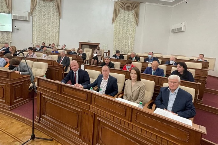 «Как вы работаете на рейтинг КПРФ — не работает никто»: как выбирали руководство и сенатора в алтайском заксобрании, где «ЕР» потеряла большинство