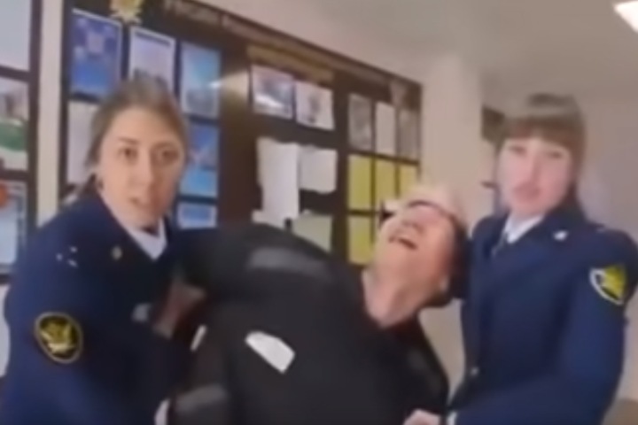 Холод, электричество и удушение: сибирские правозащитники рассказали о методах пыток в колониях Холод, электричество и удушение: сибирские правозащитники рассказали о методах пыток в колониях