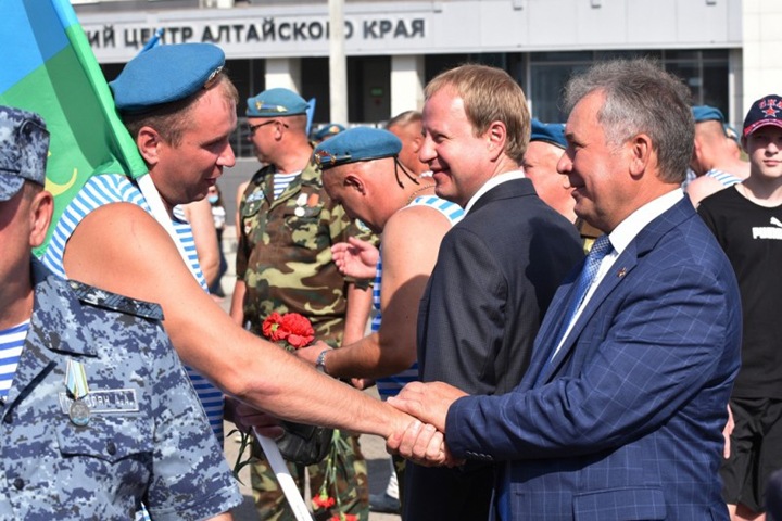 Алтайское правительство не смогло объяснить митинг в день ВДВ в период запрета