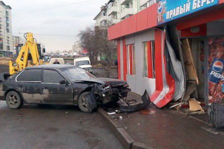 Пьяный красноярец протаранил автобусную остановку, пострадала женщина Пьяный красноярец протаранил автобусную остановку, пострадала женщина