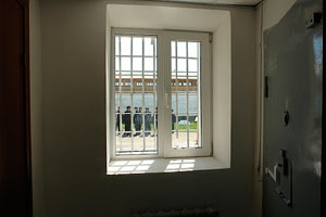 Более 30 заключенных в кемеровской колонии вскрыли себе вены, чтобы не делать зарядку