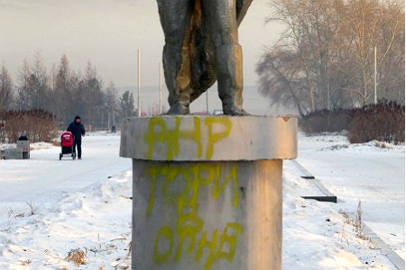 Красноярские СМИ заподозрены в пропаганде фашизма за публикацию фото оскверненного памятника