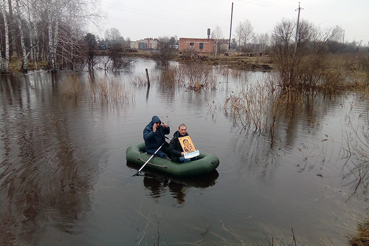 Омичи совершили крестный ход на лодках против грызунов