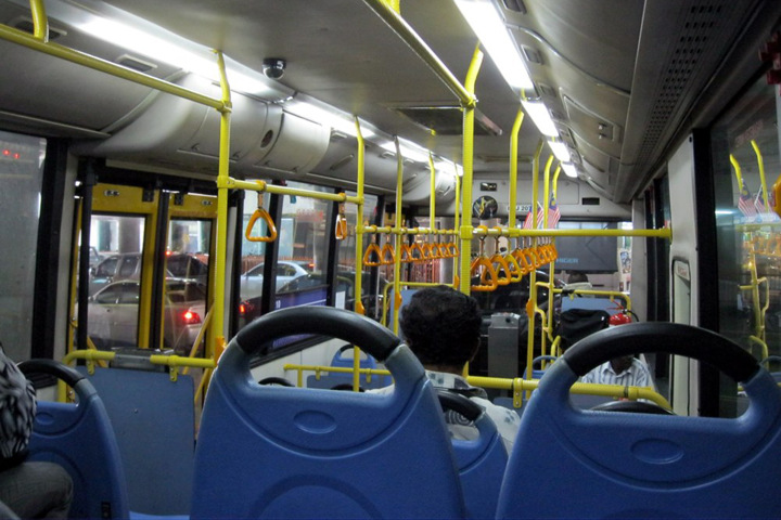 Водитель автобуса в Барнауле высадил беременную женщину, которой стало плохо