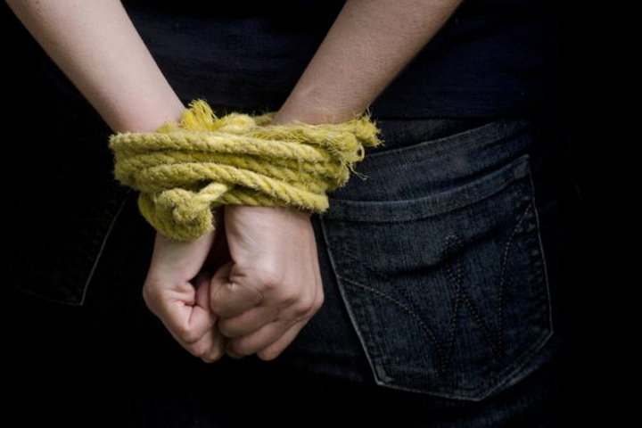 Трое жителей Братска похитили женщину с ребенком, требуя от них 10 кг героина 